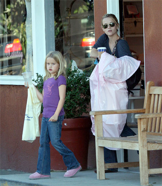 Illustration for article titled Gwen's Baby Goes Barefoot; Brad & Angie Bond; Erykah Visits Israel